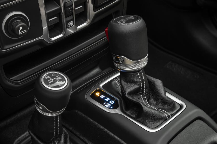 Детали интерьера Jeep Wrangler Unlimited Overland (JL) 2019 года  (LA) (фото 19 из 36)